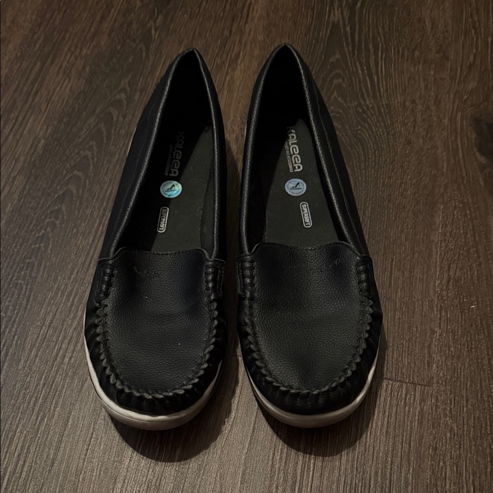 Kaleea Women's Black Leather Flats